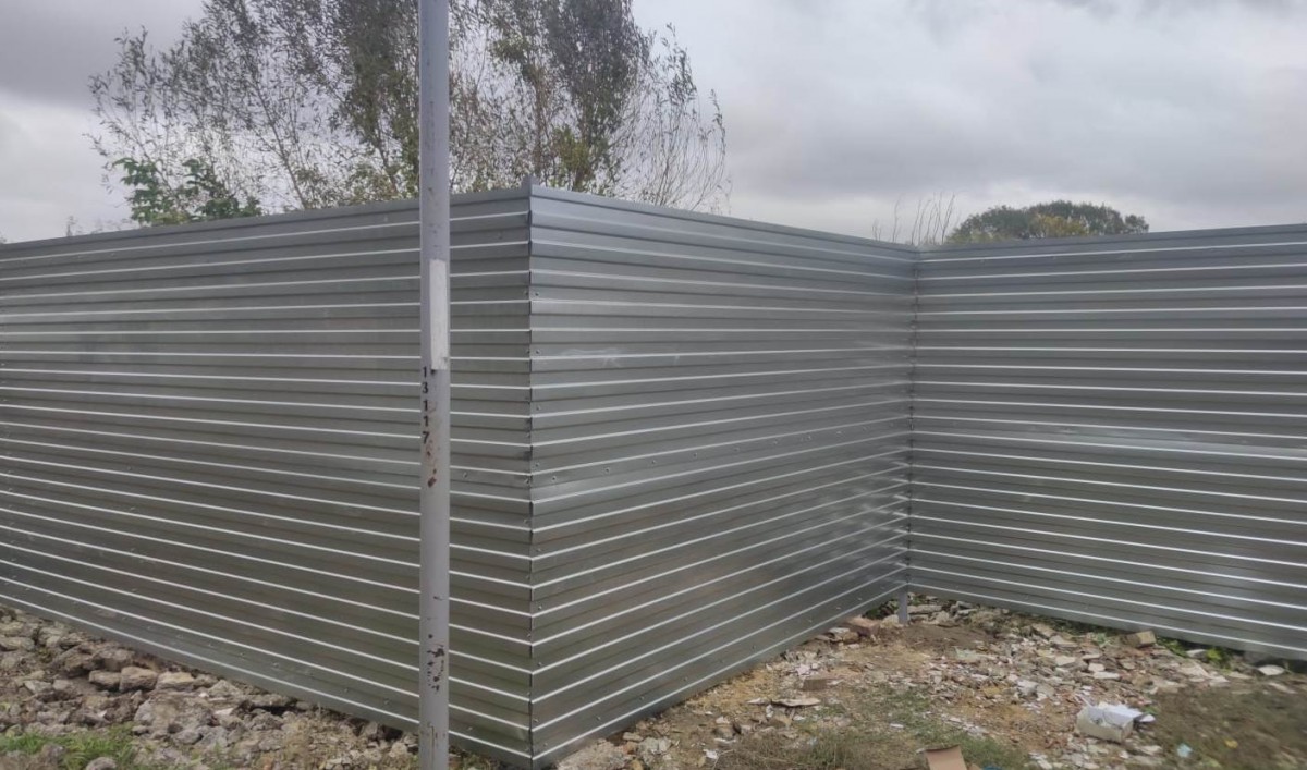 В Ставрополе проблему свалки у реки Чла решили установкой 30-метрового забора