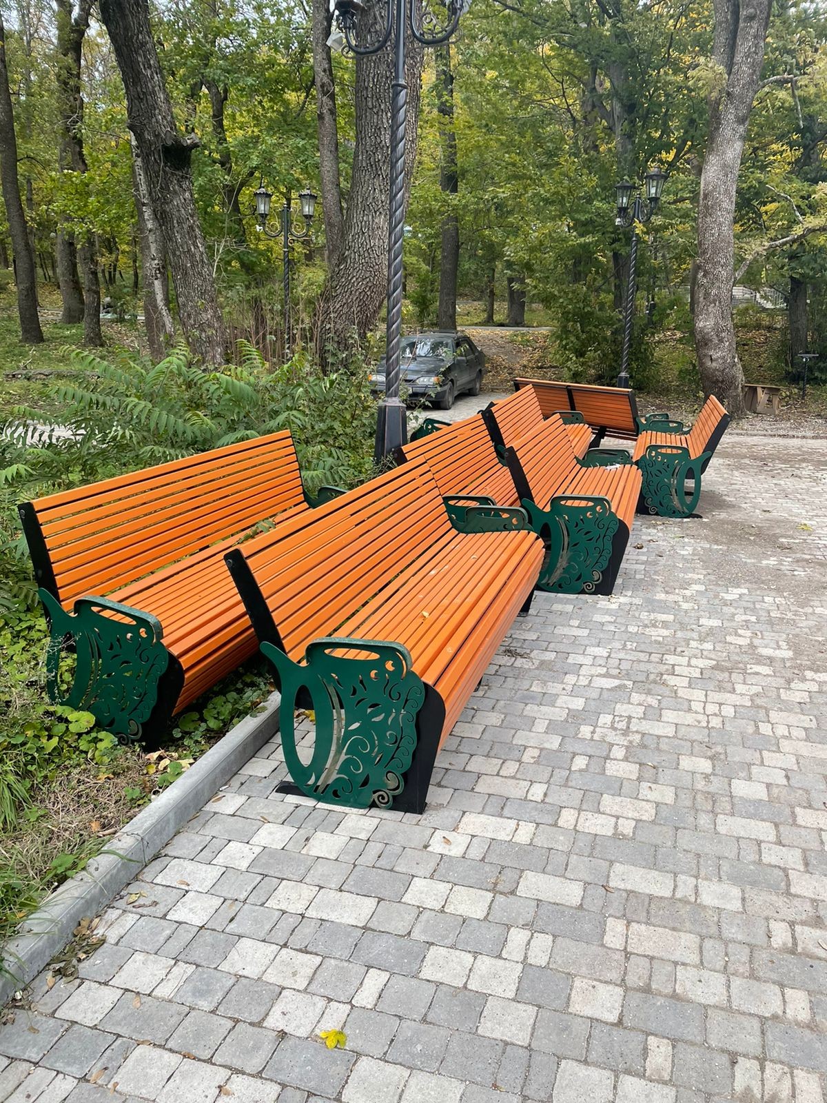 В Железноводске на Купеческом ряду устанавливают первые брендированные лавочки