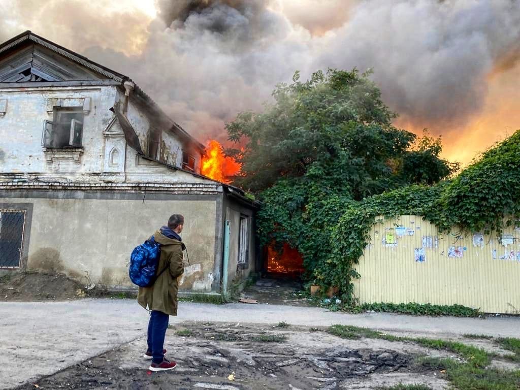 В Пятигорске 17 спасателей тушат горящее здание в центре города