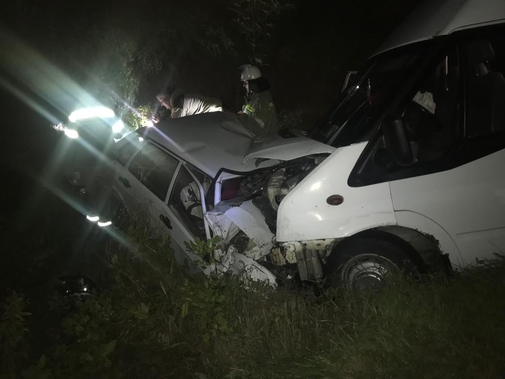 В лобовом столкновении с микроавтобусом на Ставрополье погиб водитель легковушки