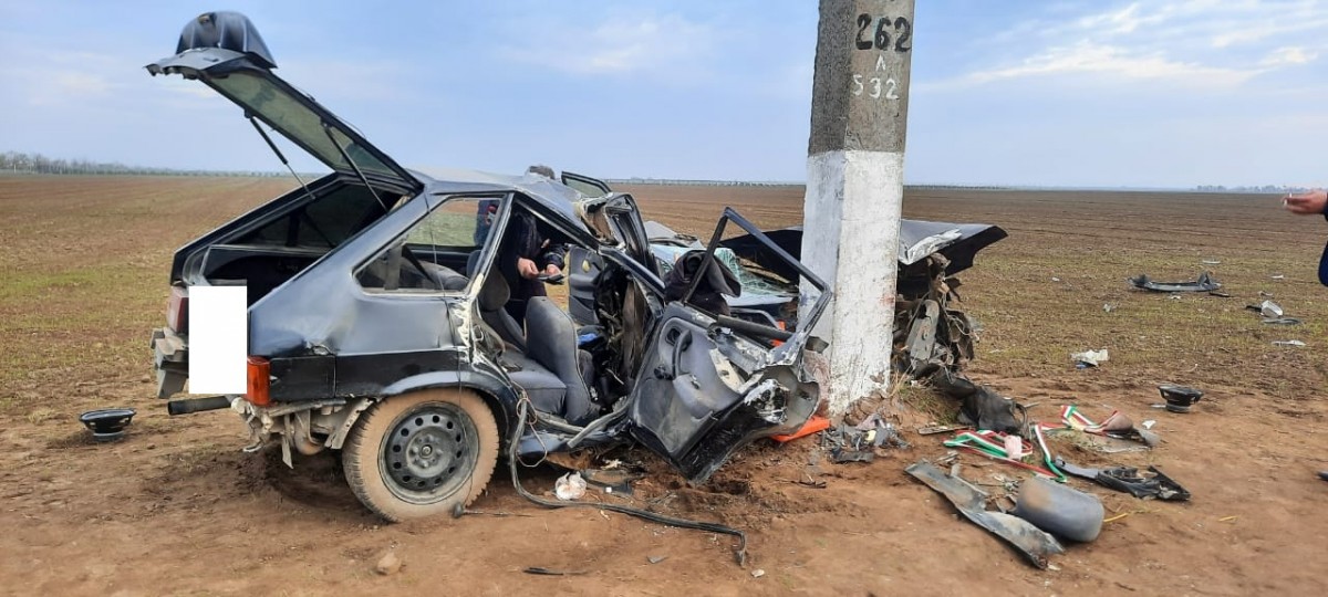 На Ставрополье 25-летний водитель врезался в бетонный столб и погиб