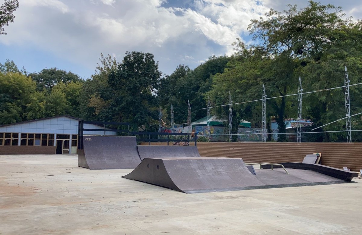 В Центральном парке Ставрополя устанавливают оборудование для скейтеров