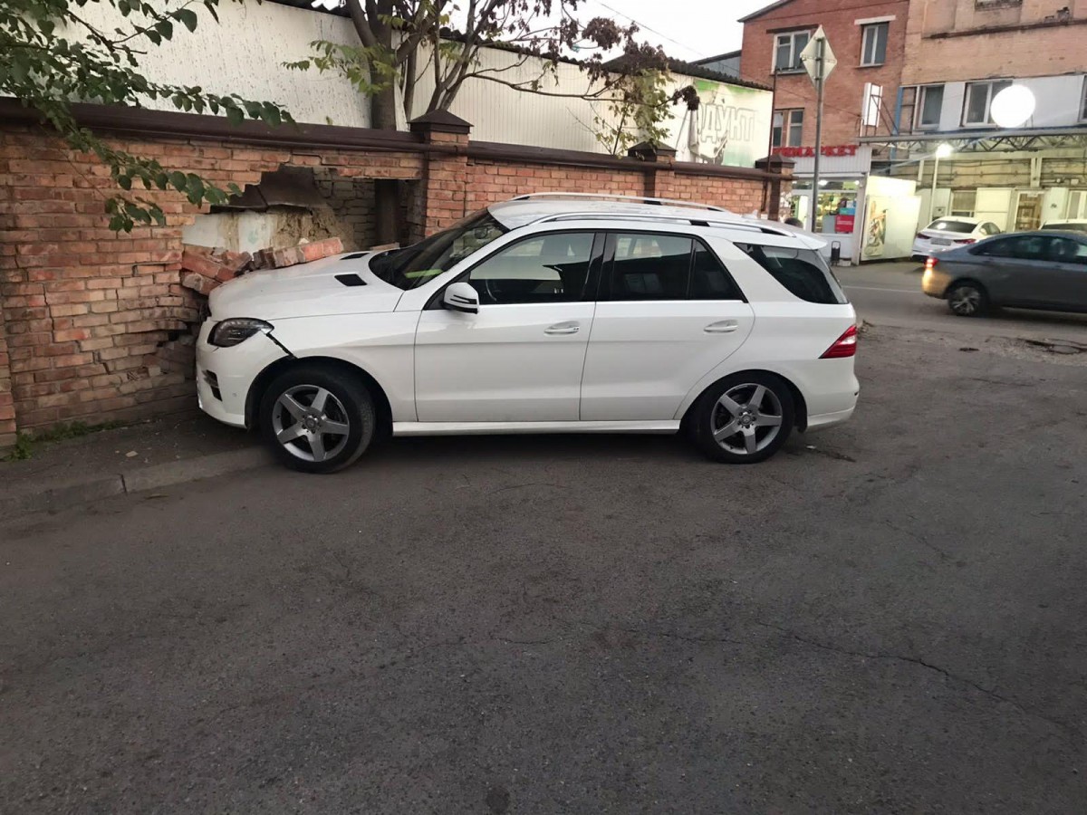 Пожилой водитель из Пятигорска сбил пешехода и врезался в кирпичную стену