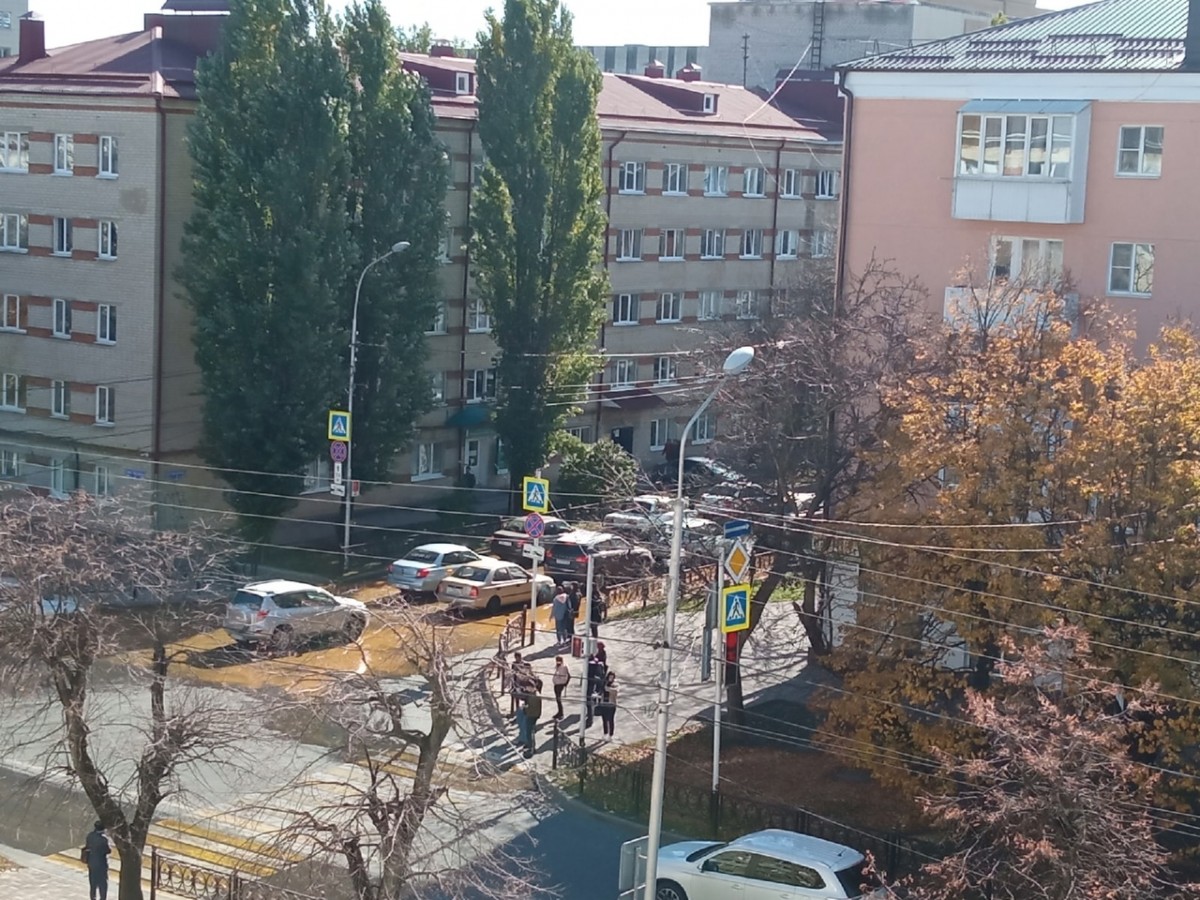 В центре Ставрополя по дороге течет желтая вода В центре Ставрополя по дороге течет желтая вода