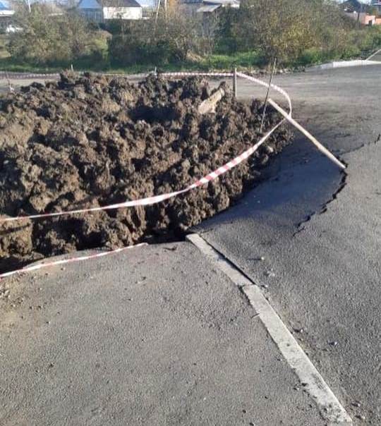 В Невинномысске устраняют прорыв водовода в районе улицы Рылеева
