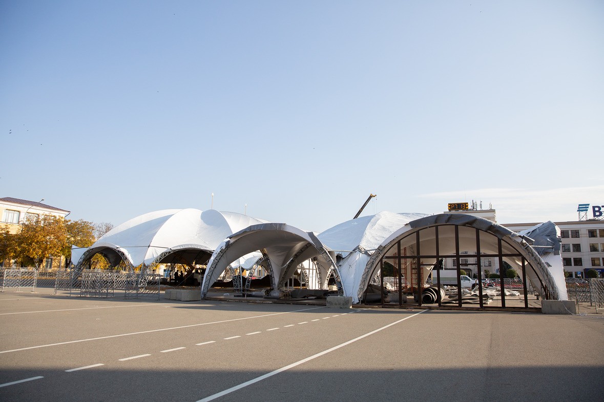 На катке в центре Ставрополя смонтировали шатры