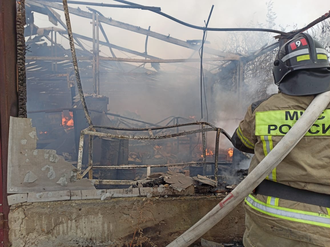 В Михайловске потушили неэксплуатируемое здание на территории птицефабрики