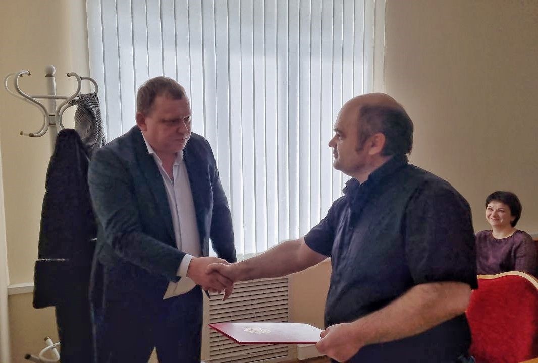 В Предгорном округе ветерану боевых действий выдали жилищный сертификат В Предгорном округе ветерану боевых действий выдали жилищный сертификат