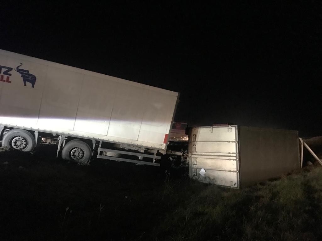 Два грузовика перевернулись на трассе «Кавказ» в Минераловодском ГО Два грузовика перевернулись на трассе «Кавказ» в Минераловодском ГО