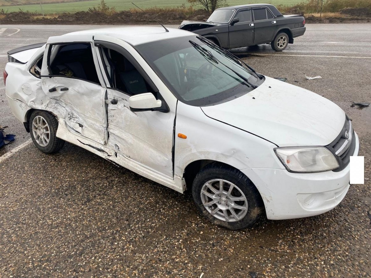 Мужчина и его 5-летняя дочь пострадали в аварии в Буденновском округе Мужчина и его 5-летняя дочь пострадали в аварии в Буденновском округе