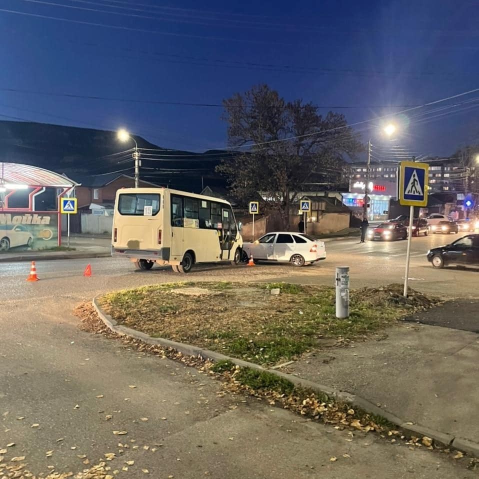 18-летний водитель спровоцировал аварию с микроавтобусом в Кисловодске