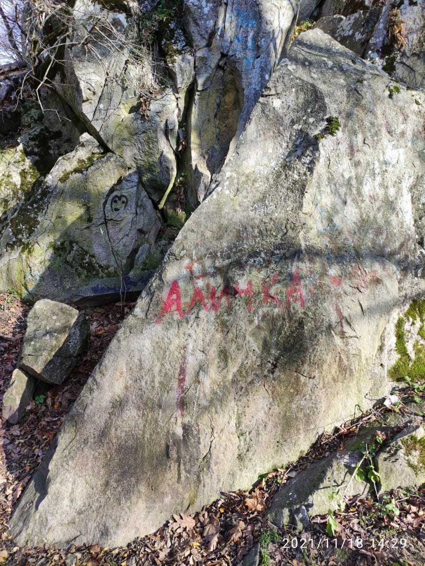 Вандалы разрисовали пещеру Вечной мерзлоты в Железноводске Вандалы разрисовали пещеру Вечной мерзлоты в Железноводске