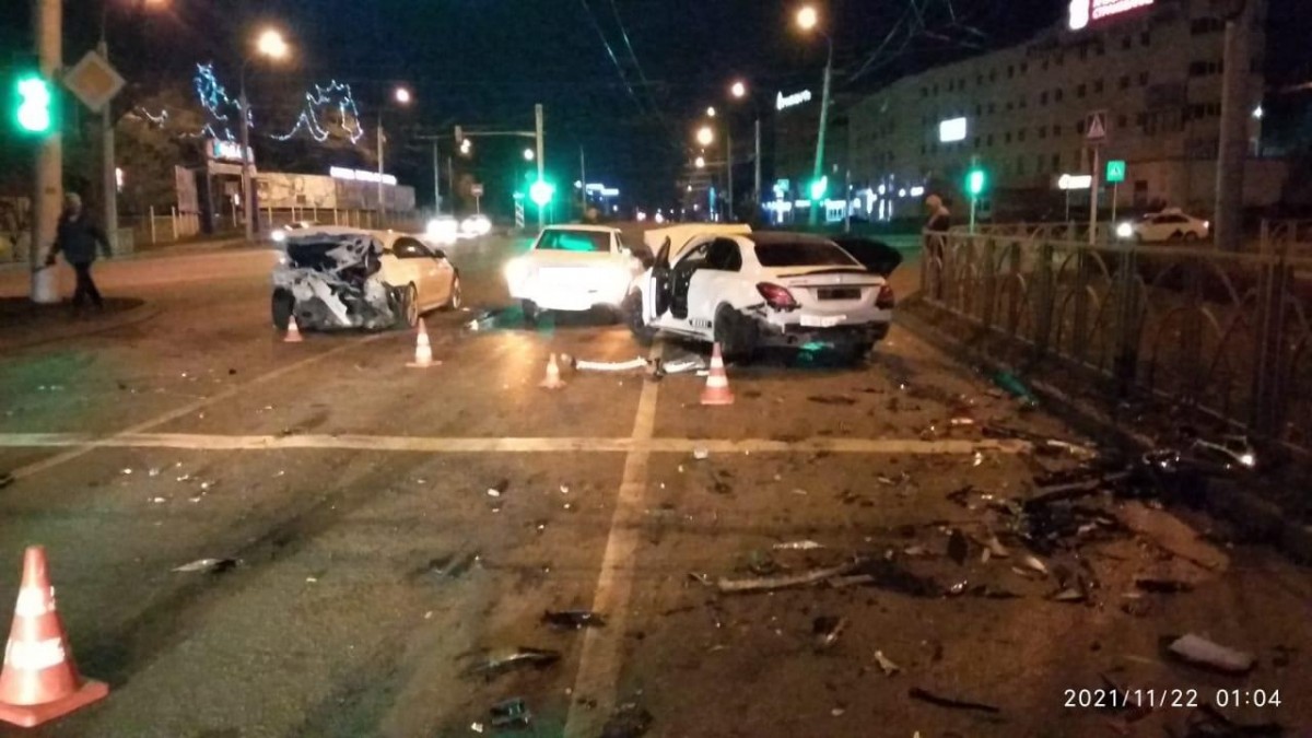 Неопытный водитель и 19-летняя девушка пострадали в тройном ДТП в Ставрополе