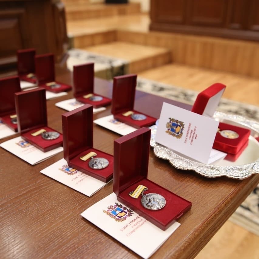 Медали «Материнская слава» вручили 32 многодетным мамам Ставрополья