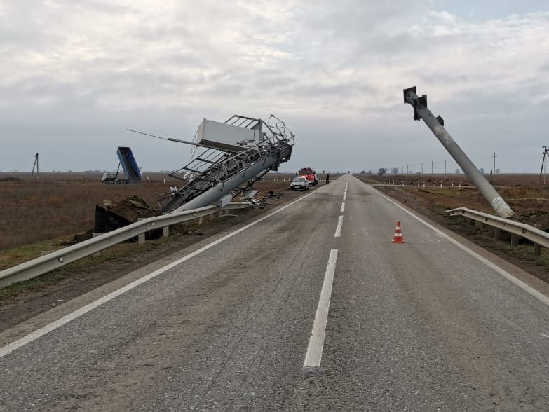 12-тонную железобетонную конструкцию снес КамАЗ на дороге Ставрополья 12-тонную железобетонную конструкцию снес КамАЗ на дороге Ставрополья