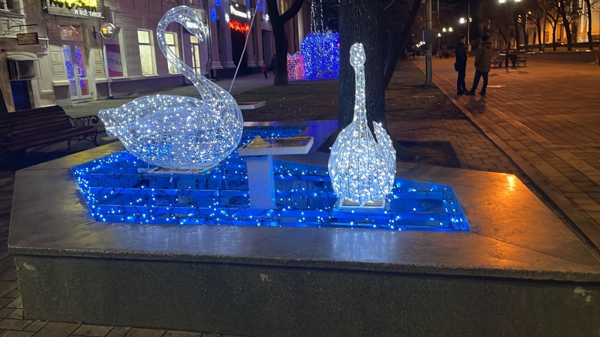 В Ставрополе устанавливают новогодние иллюминации и арт-объекты В Ставрополе устанавливают новогодние иллюминации и арт-объекты