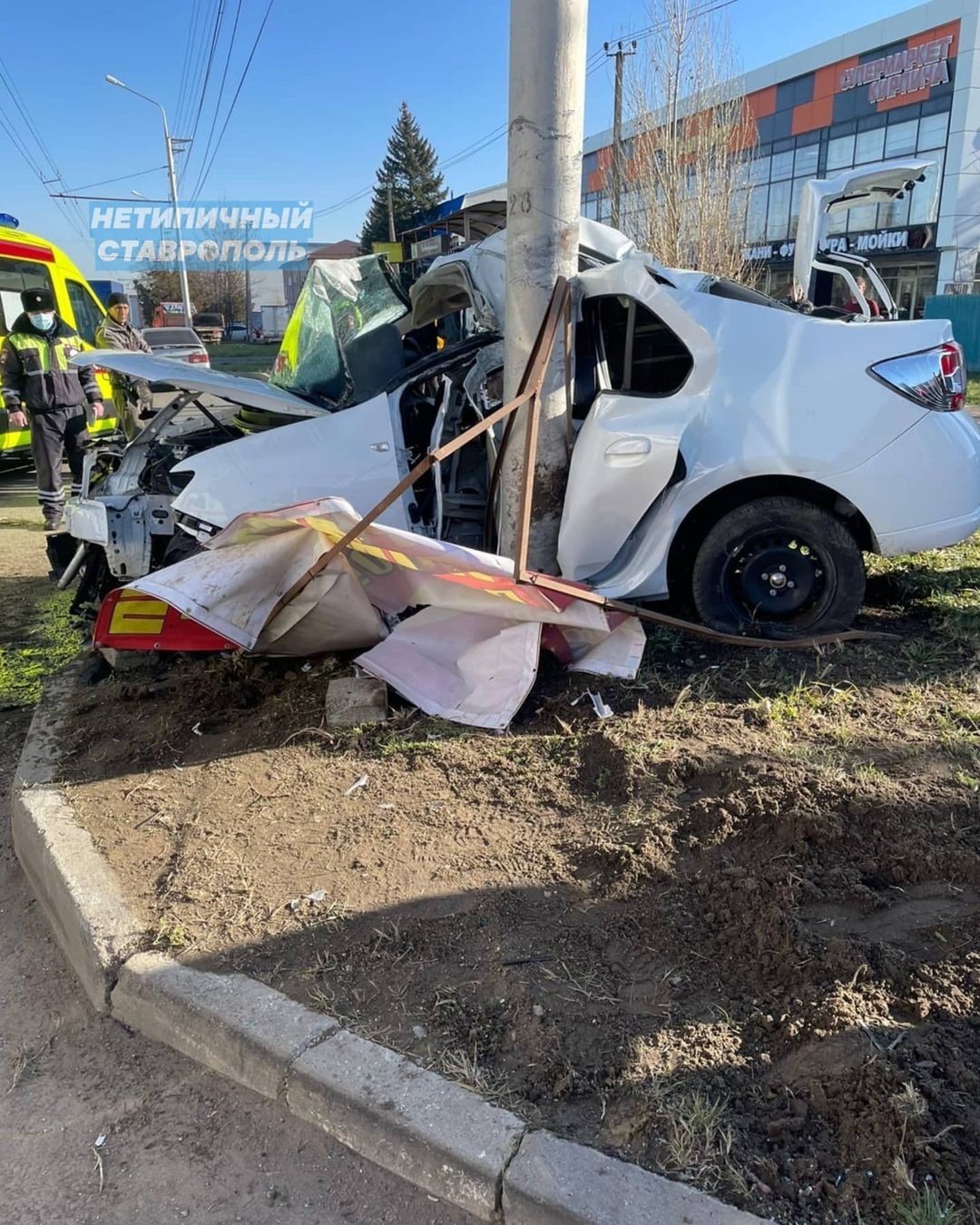 На Старомарьевском шоссе в Ставрополе машина врезалась в столб после ДТП -  АТВмедиа