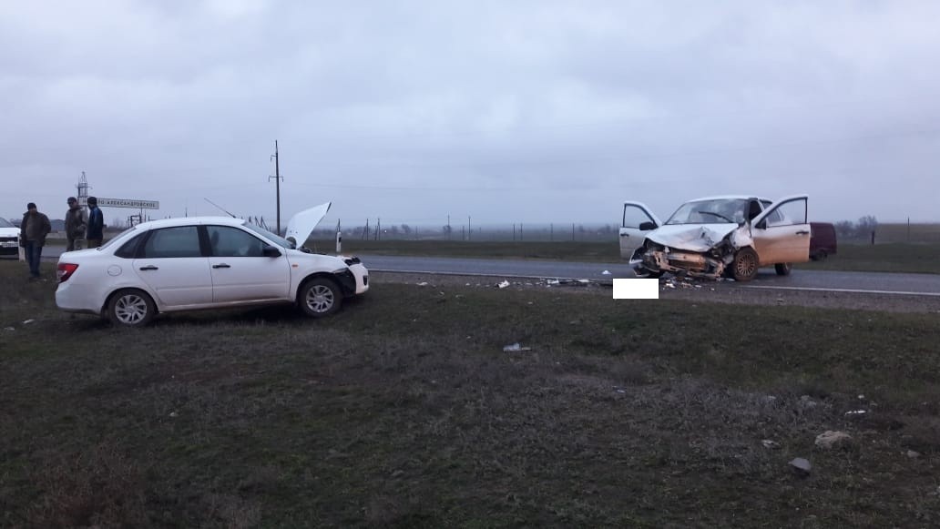 Пять человек пострадали при лобовом столкновении на Ставрополье Пять человек пострадали при лобовом столкновении на Ставрополье