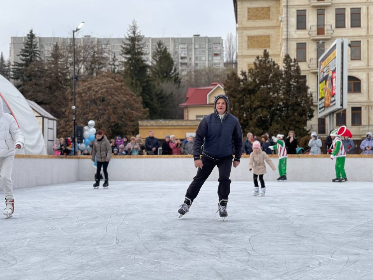 В Кисловодске на проспекте Победы открыли каток под открытым небом -  АТВмедиа