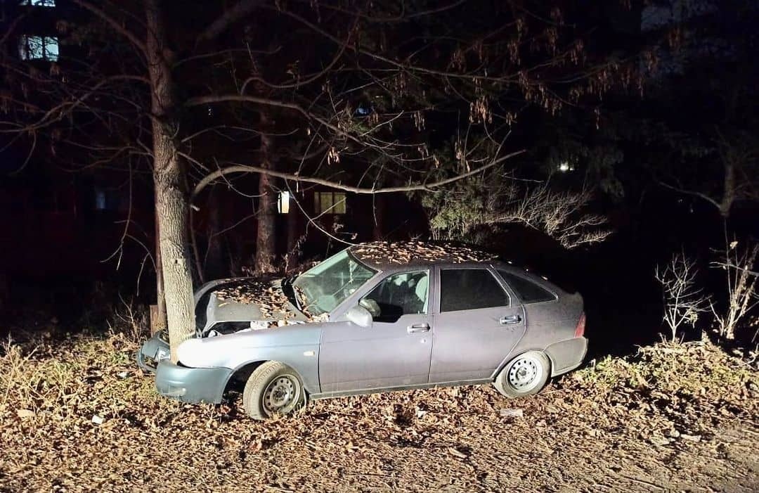 В Ессентуках 17-летний подросток без прав врезался в дерево