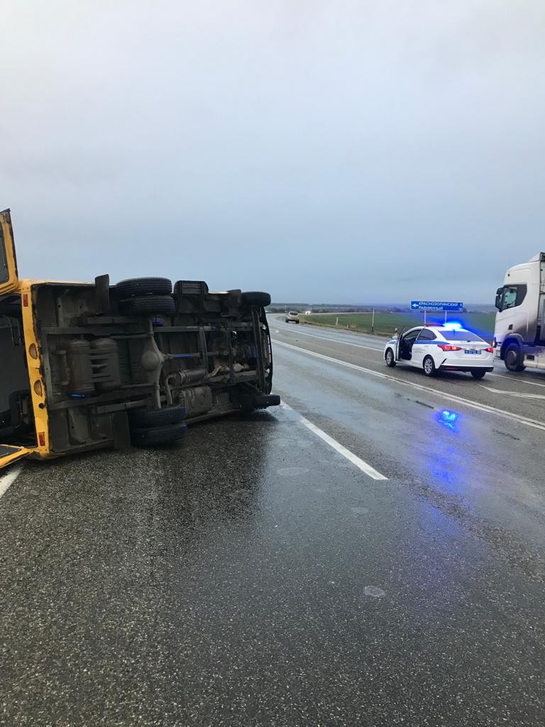 Пассажирская маршрутка и внедорожник не поделили дорогу на Ставрополье Пассажирская маршрутка и внедорожник не поделили дорогу на Ставрополье