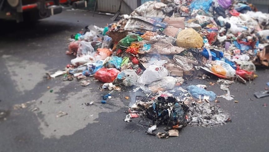 В Ставрополе в Перспективном загорелось содержимое мусоровоза В Ставрополе в Перспективном загорелось содержимое мусоровоза