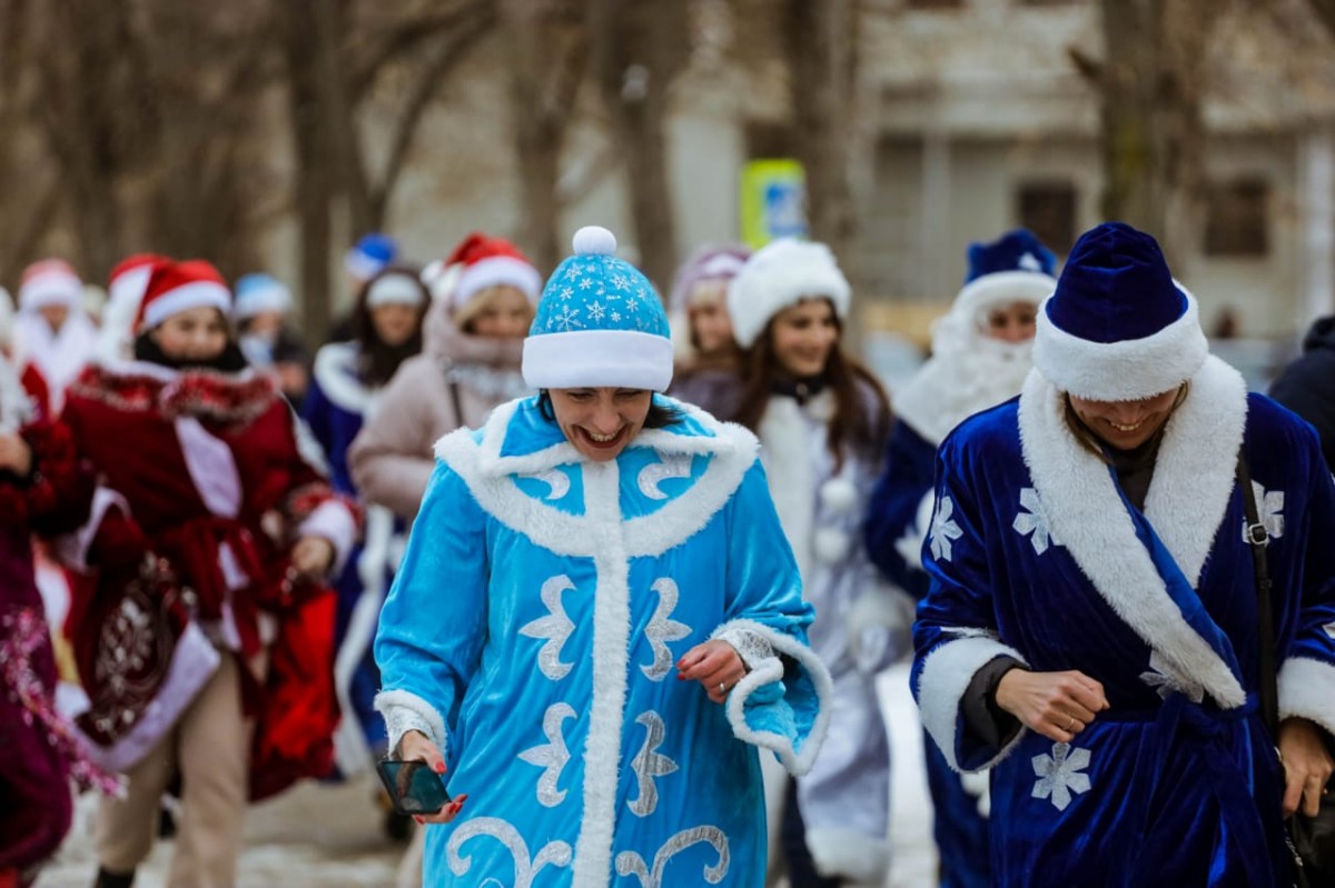 Праздничный забег Дедов Морозов и Снегурочек прошел в Невинномысске Праздничный забег Дедов Морозов и Снегурочек прошел в Невинномысске