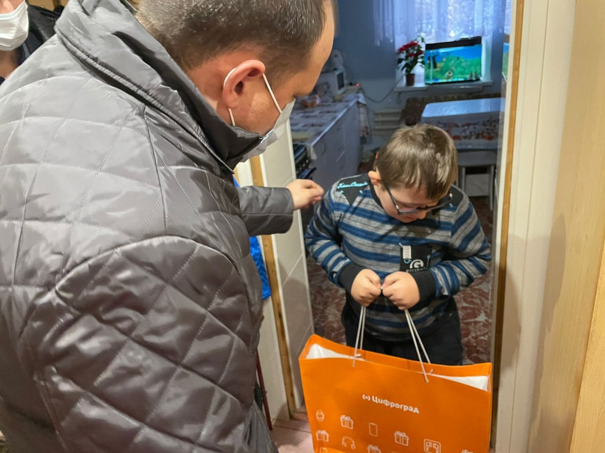 Мэр Железноводска исполнил мечту двоих детей в рамках акции «Ёлка желаний» Мэр Железноводска исполнил мечту двоих детей в рамках акции «Ёлка желаний»