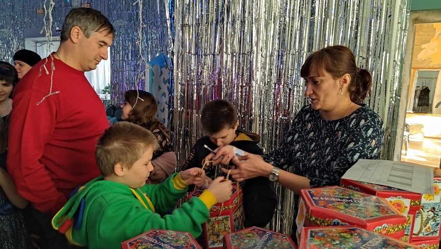 В Невинномысске почти 100 детей медиков получили новогодние подарки В Невинномысске почти 100 детей медиков получили новогодние подарки