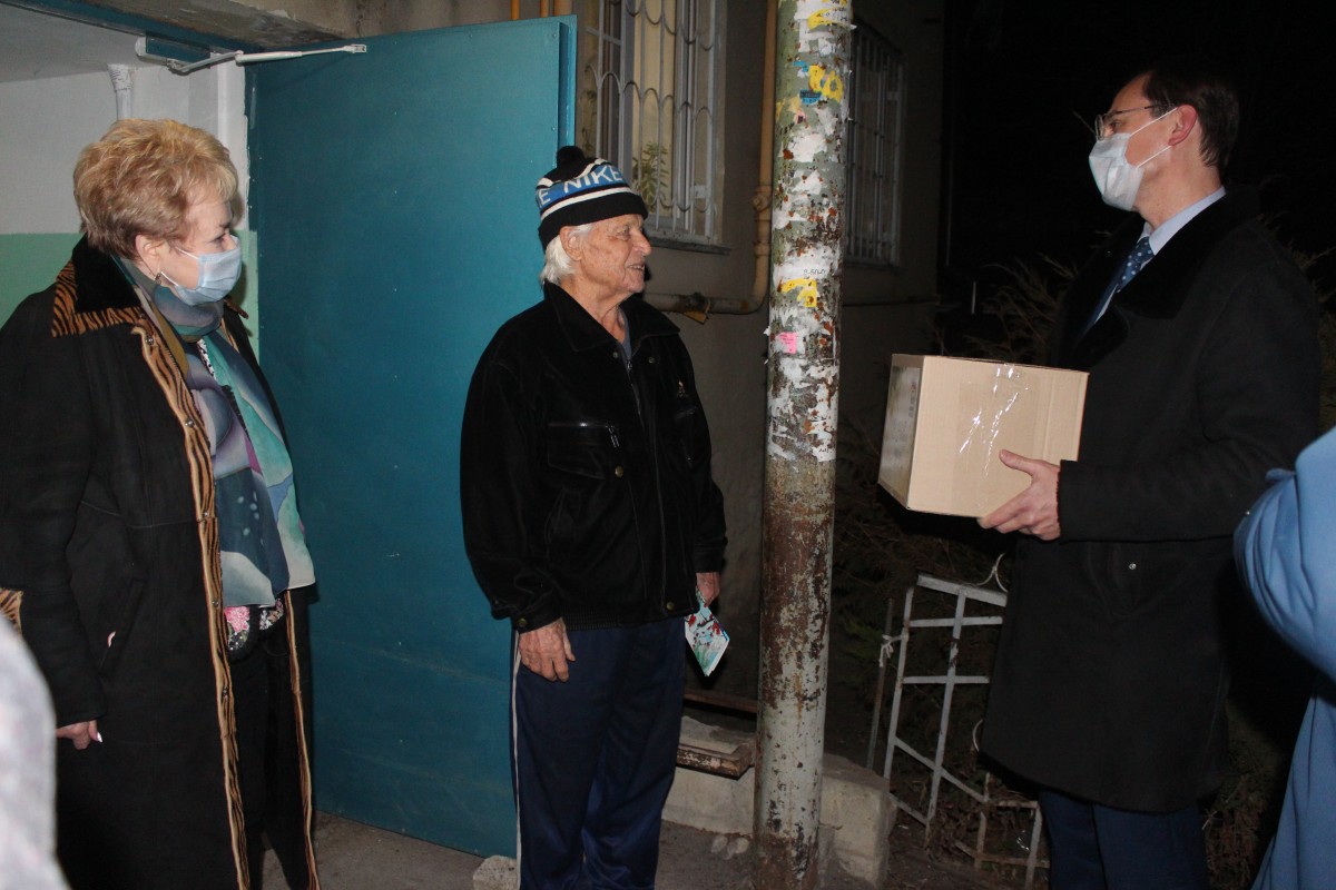 Ветеранам Великой Отечественной войны в Кисловодске вручили новогодние подарки Ветеранам Великой Отечественной войны в Кисловодске вручили новогодние подарки