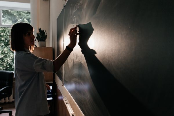 Кипы документов и поколение интернета: молодые учителя рассказывают о школе