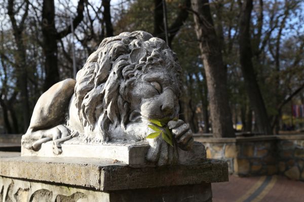 10 странных и забавных памятников России