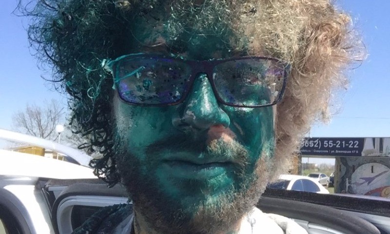 Известного блогера Илью Варламова облили зелёнкой в аэропорту Ставрополя