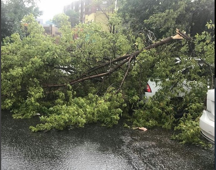 В Кисловодске бушует ливень и ветер В Кисловодске бушует ливень и ветер