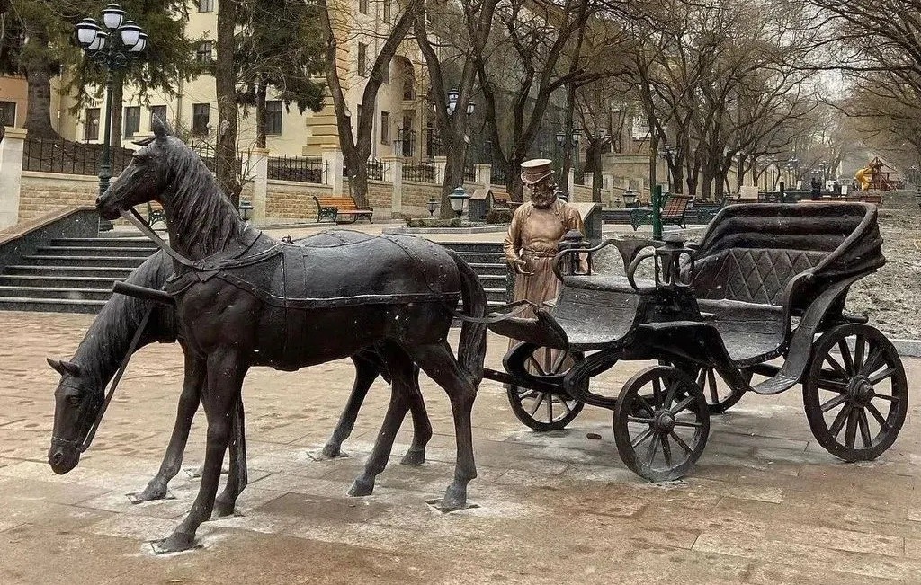 Покажи памятник. Проспект Ленина Кисловодск Кучер. Ландо с двойкой лошадей в Кисловодске. Памятник в Кисловодске на проспекте Ленина. Скульптура экипаж Кисловодск.