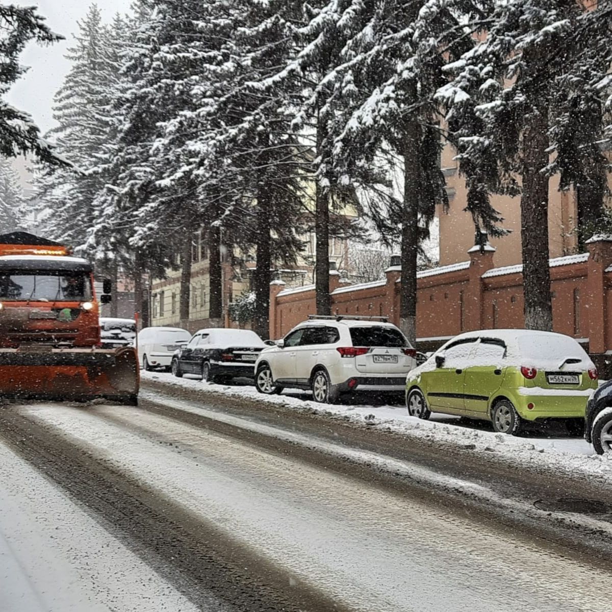 Из-за снегопада коммунальные службы Кисловодска перешли в круглосуточный режим  работы | 16.03.2022 | Ставрополь - БезФормата