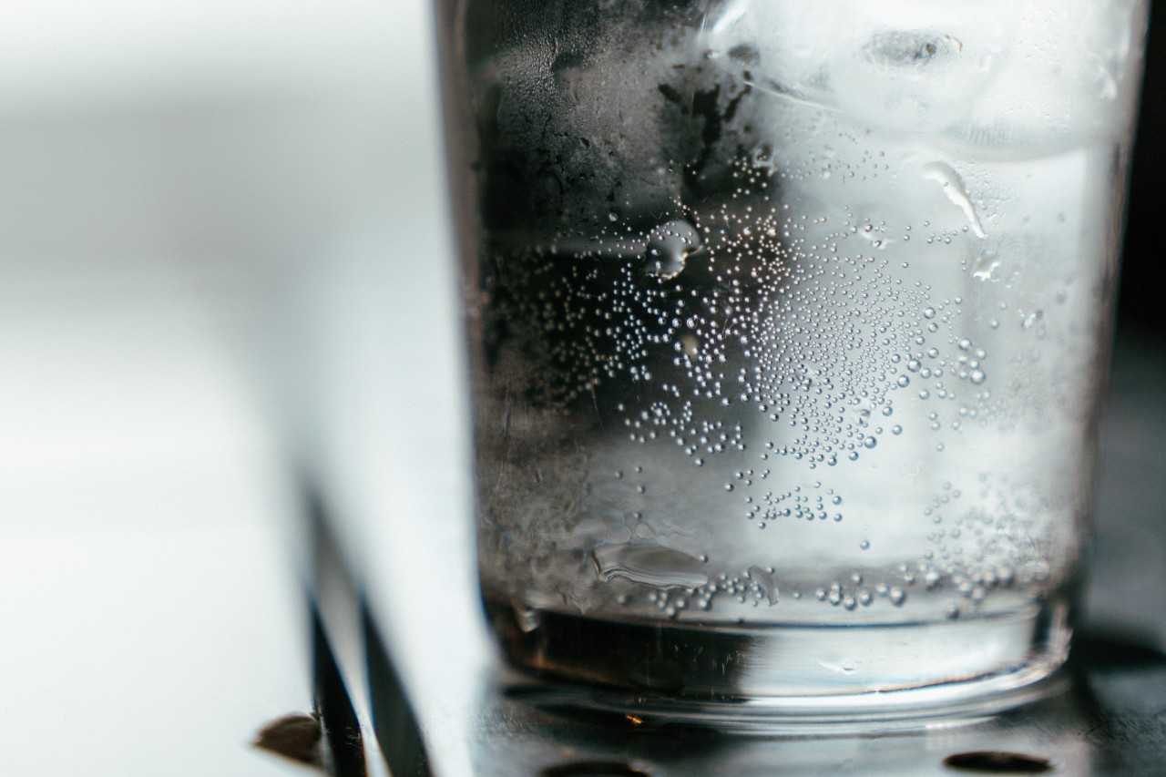 Испорченная вода. Вода со льдом. Sparkling Water. Air Soda. Sodas on a Clear background.