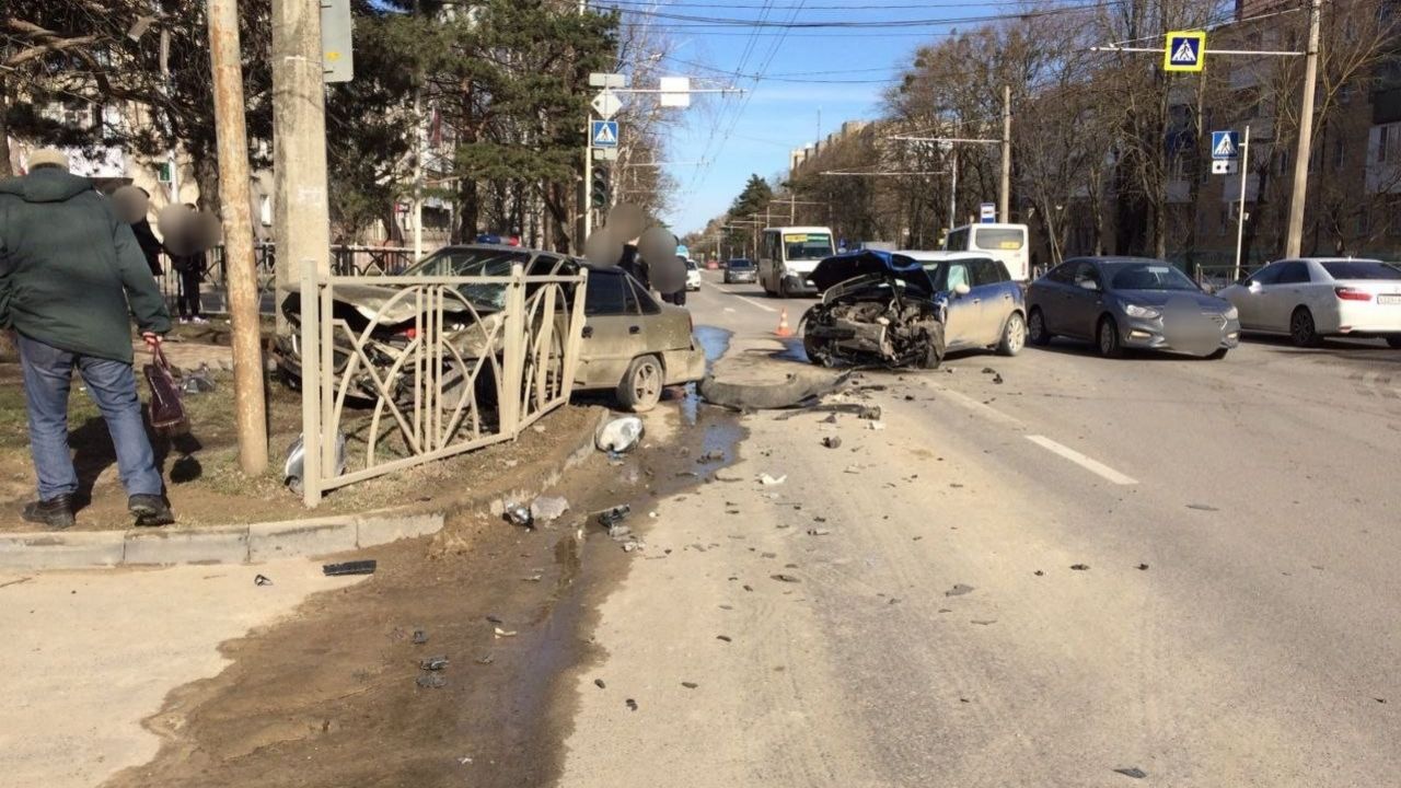 Два автомобиля столкнулись в Ставрополе на перекрестке Мира-Краснофлотская  | 29.03.2022 | Ставрополь - БезФормата