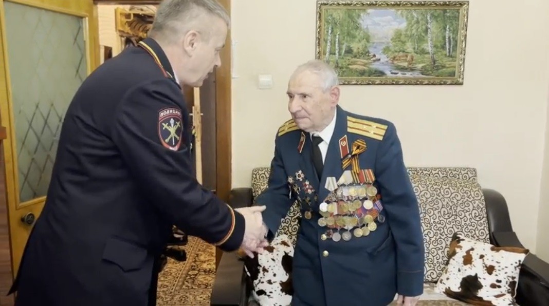 Сотрудники МВД Ставрополья поздравили ветерана ВОВ с наступающим Днем Победы