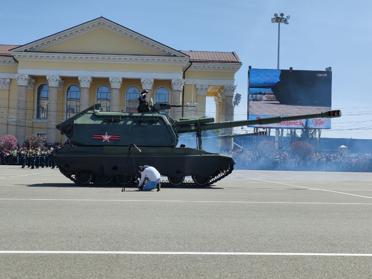 Техника на площади. Парад Ставрополь 2022. Военная техника на параде. Парад Победы техника. Танк на параде.