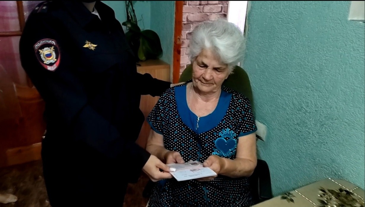 В Пятигорске пенсионерке из ДНР вручили российский паспорт