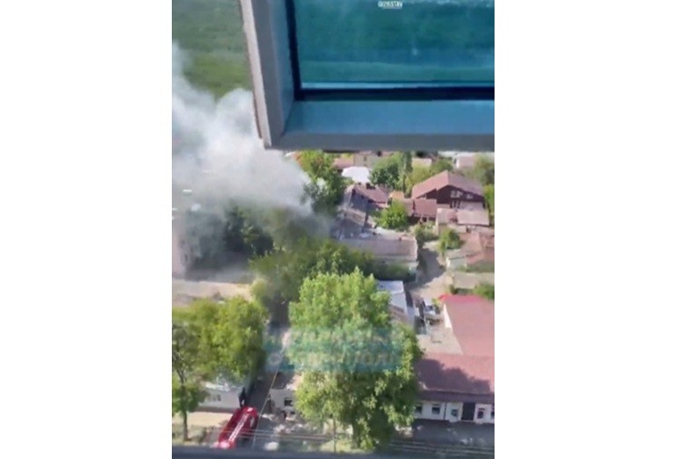 В Ставрополе на ул. Дзержинского загорелся дом барачного типа