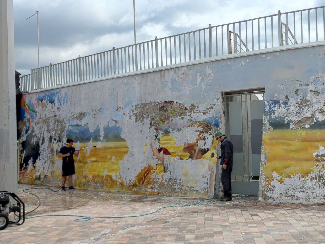 Граффити убирают на стене стадиона Динамо в Ставрополе