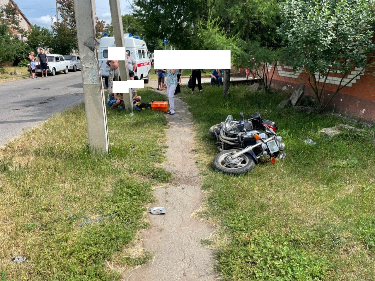 Подросток на мотоцикле врезался в опору ЛЭП после столкновения с легковушкой на Ставрополье