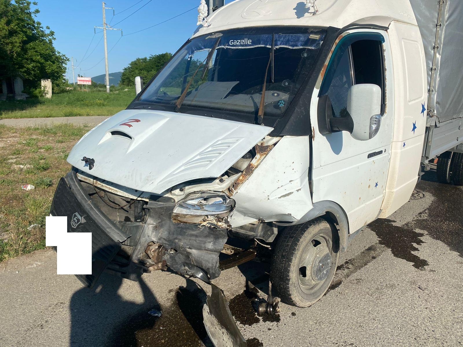 Два человека пострадали в ДТП после столкновения легковушки и грузовика в Пятигорске