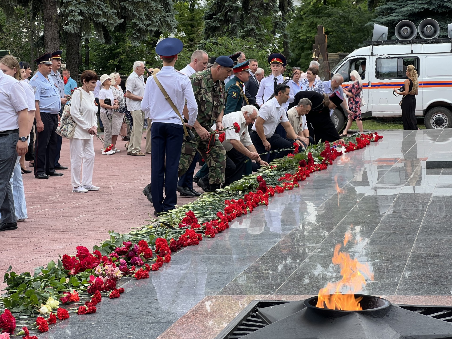 Школам Ставрополя передали копии боевых знамен полков, в которых служили Герои Советского Союза