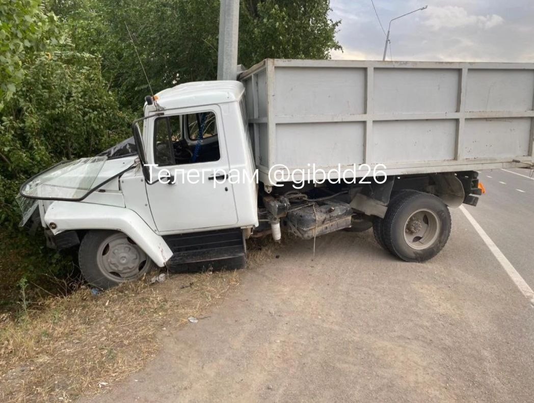 Три человека пострадали в тройной аварии с грузовиком на трассе Ставрополья