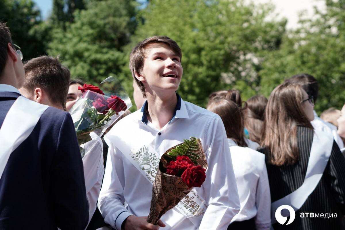 Выпускников Невинномысска поздравили Владимир Владимиров и Михаил Миненков