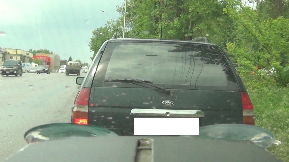 Автохам нагло объехал болларды в пешеходной зоне на горе Машук в Пятигорске
