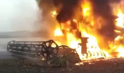 На Ставрополье комбайн загорелся во время сбора урожая